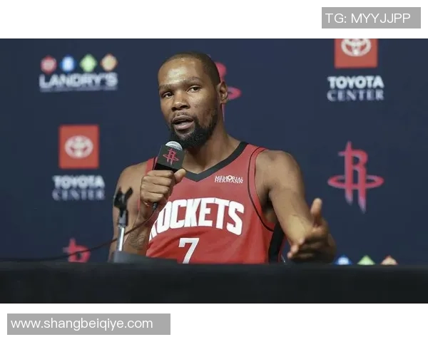 火箭队队员备战季前热身赛,集训效果显著