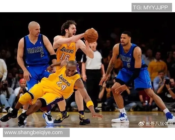 科比45分神勇表现助力湖人击败爵士,重燃季后赛希望 科比45分神勇表现助力湖人击败爵士,重燃季后赛希望